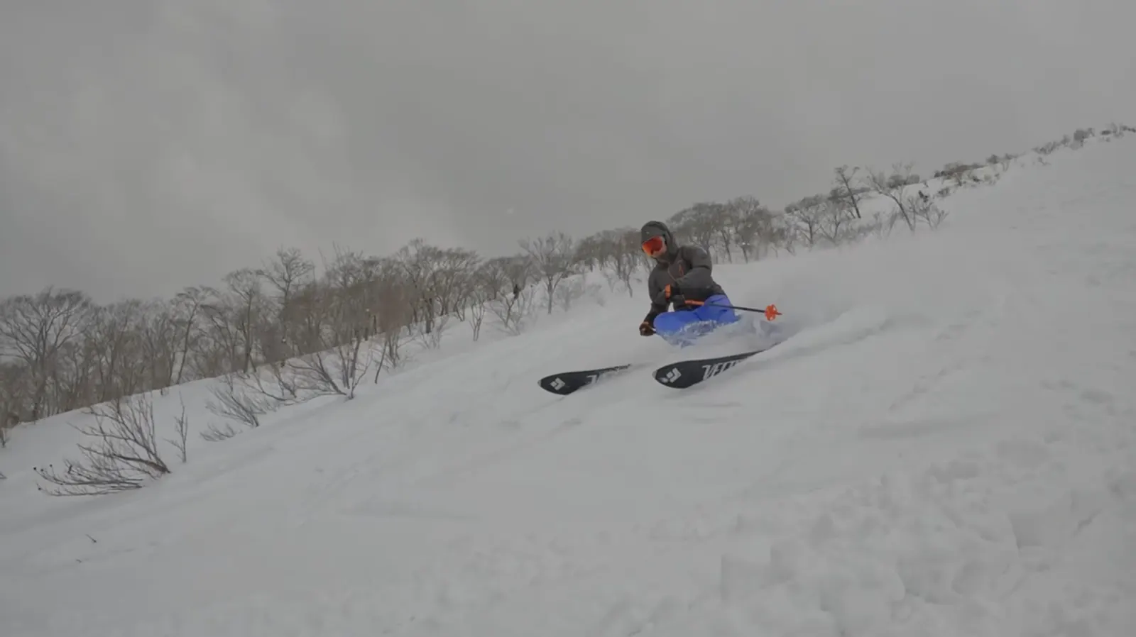 Kazu carving a turn in powder